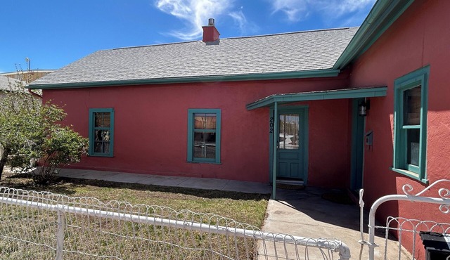 Charming 1800's fully modernized farmhouse in downtown Silver City- pet friendly in Silver City