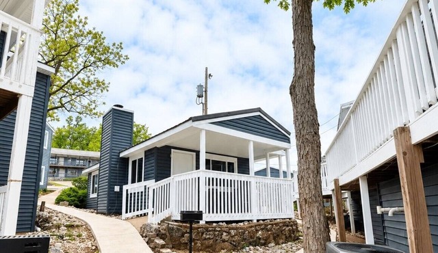 Charming Cottage 6 at Alhonna Resort in Lake Ozark
