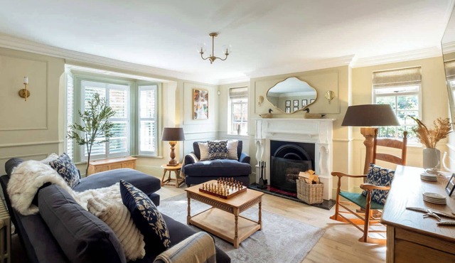 Cherry Trees Farmhouse with Hot Tub in Nether Broughton