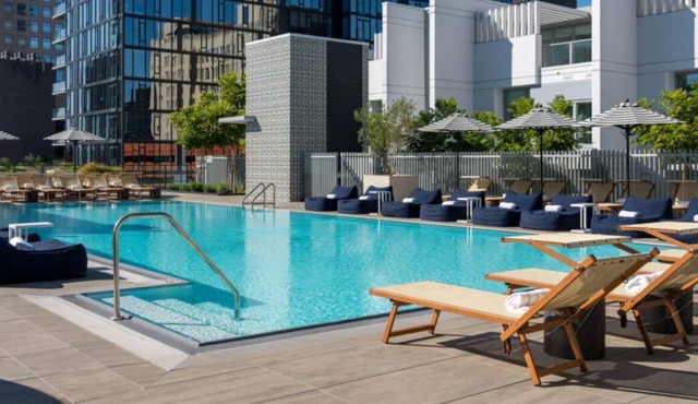 City Skyline Views 3-Bed High-rise Apartment w/Pool, Spa & Rooftop Views in Los Angeles