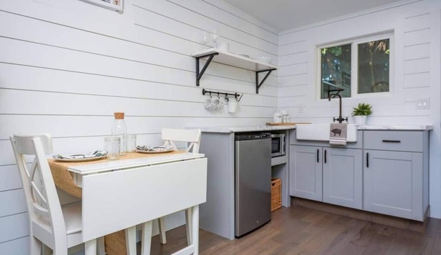 Clean & Private Escape! Tiny home style in Camas
