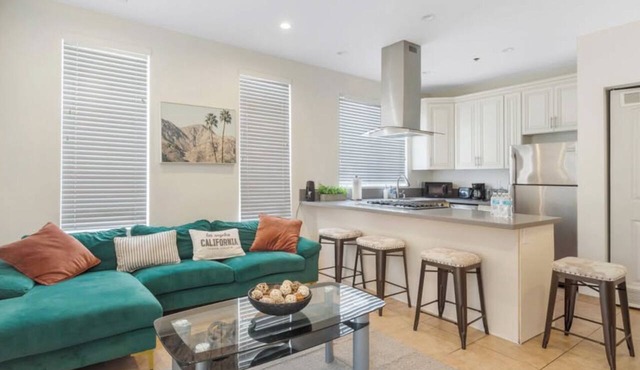 Comfy 2bed apartment with Private Balcony, Rooftop, & A/C near Griffith Park in Los Angeles