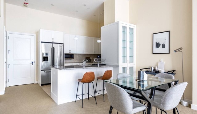 Comfy Penn Quarter 2BR w/Gym, Pool, nr. National Mall, by Blueground in Washington