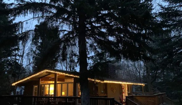 Cozy chalet w/heated pool, hot tub, sauna 3 min dr. to the Blue Mountain village in The Blue Mountains