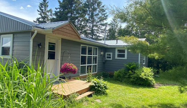 Cozy Cottage by Lake Ontario in Brighton