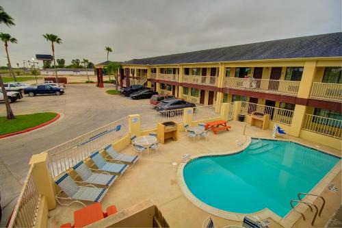 Deluxe Inn and Suites in Raymondville