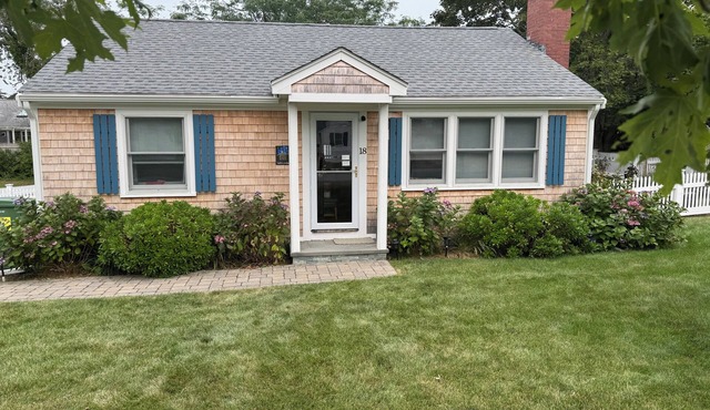 Dennisport : Dog Friendly with a fenced in large yard. 1/2 mile from beach. in Dennis