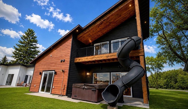 Designer Lake Cabin- PickleBall, HotTub, Slide, EV Charging, Ice Baths, Biking in Dent
