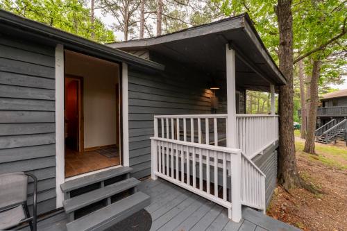 Dog‑Friendly Cabin w/Trail-Hot Tub-Full Kitchen in Eureka Springs