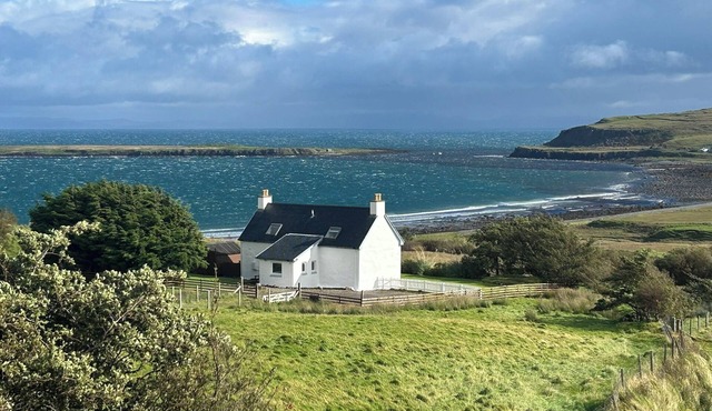 Driftwood Cottage Skye, 2 bedroom , Spectacular Seaview, close to Quiraing in Staffin