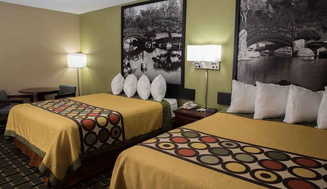 Econo Lodge Canton North in Canton