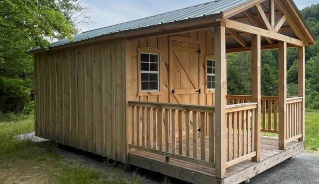Enjoy nature in a cabin getaway, wildflowers, lush fields and maple woods trails in Cambridge