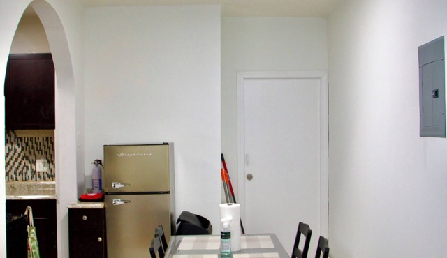 Enjoyable 2-bedroom apartment near airport with washer and dryer in Chelsea