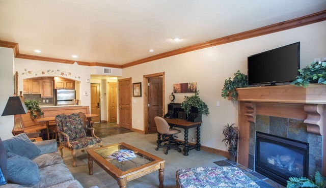 Family getaway~Pool, Tubing, Skiing, & Ice Castles Villa 1022-1 in Midway