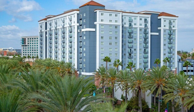 Family sized 2 BR, 2 Bath, 6 guest resort condo 5 minutes to Disneyland in Anaheim