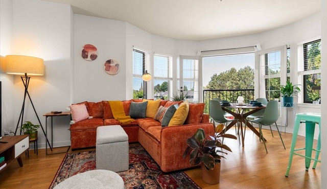 Free Parking Chic King Bed 95 Walk Score Huge Patio! in Seattle