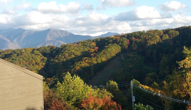 Gorgeous fall views from a mtn top condo! Hot tubs suana king bed. Low rates! in Gatlinburg