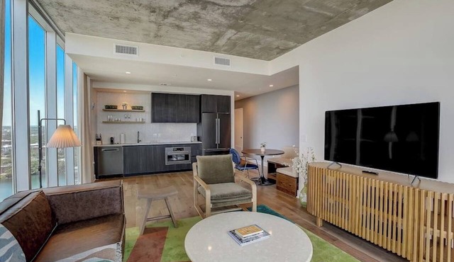Historic Rainey Street condo w/balcony, rooftop pool, fitness center - dog ok in Austin