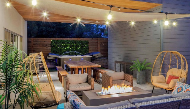 Hot tub, fire pit, game&yoga lawn, Walk to Dtown! in Austin