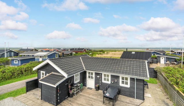 In Lendrup there is a nice lido on the beach, on the beach you can book tennis courts, rent a boat, in Løgstør