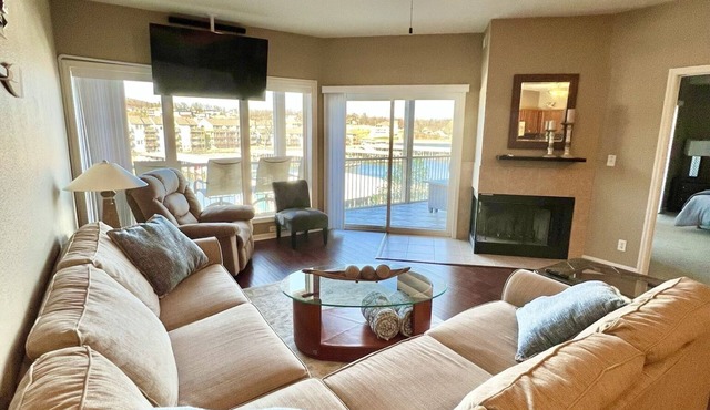 Lakefront family condo with a screened in balcony on the Lake Of The Ozarks! in Lake Ozark