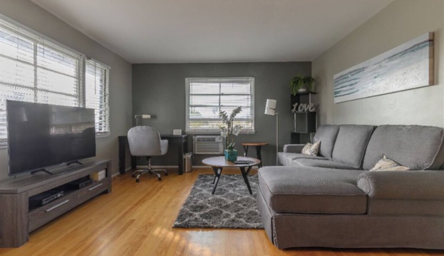 Large 1BR Retreat, Steps from Shops & Market in Pasadena