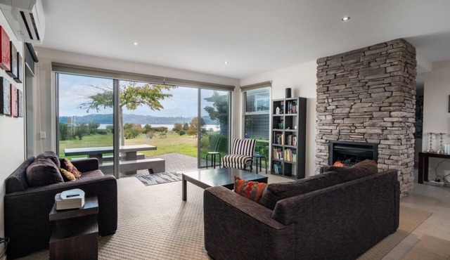 Large Modern home, great location & has WiFi in Taupo