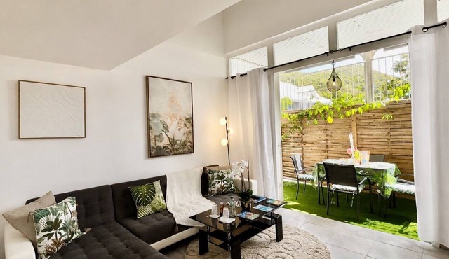 Lovely & Cozy 1-Bedroom Loft with AC & Tropical Patio, 5 Minutes from Marigot in Marigot
