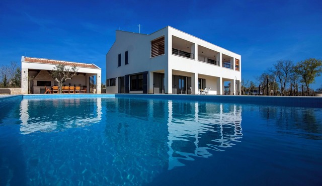 Luxurious oasis, surrounded by olive groves, heated pool in Rapanji