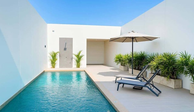 Luxury 3BR Pool Villa w/Outdoor Bath & Parking in ตำบล ศรีสุนทร
