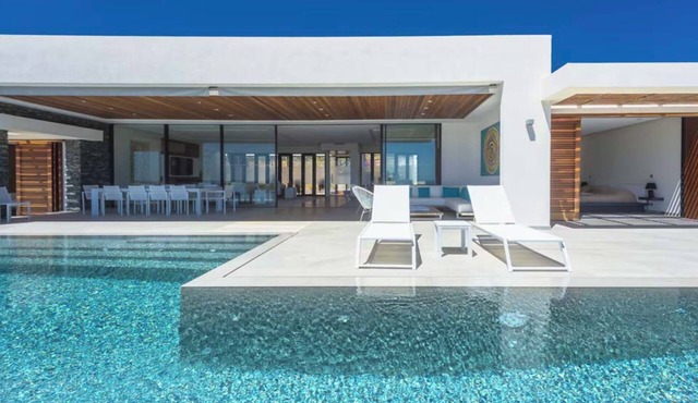 Luxury 5-Bedroom Villa Ô with Infinity Pool and Stunning Sea View