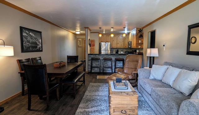 Luxury Condo w/FREE WiFi, Parking, Heated Pool, Hot Tubs, Skier Shuttles in Avon