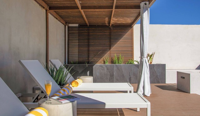 Luxury Resort-Style DESIGNER HOUSE, minutes to Strip +POOL +SPA in Las Vegas