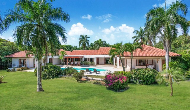 Mangos 11A: Luxury retreat with pool, Jacuzzi, full staff & golf cart in Casa de Campo