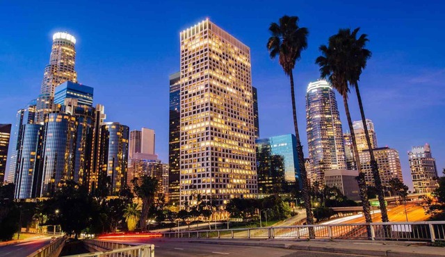Modern 3BR LA Home near Downtown LA, Perfect for Families and Large Groups in Los Angeles