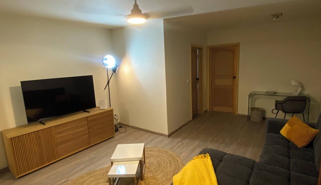 Modern Cozy Condo - Central Location - Near Shops & Beaches