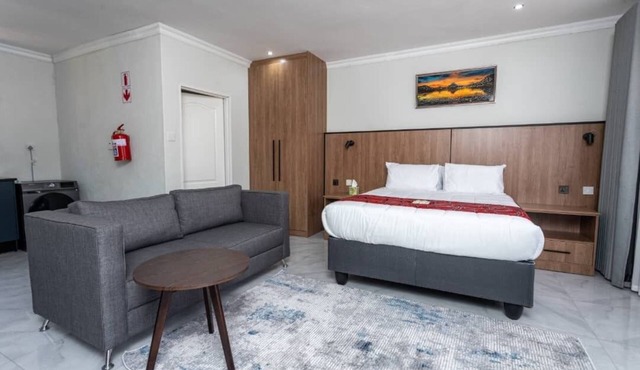 Modern Executive Studio, Wi-Fi,Smart TV, Washer-Dryer, Equipped Kitchen, Parking in Gaborone
