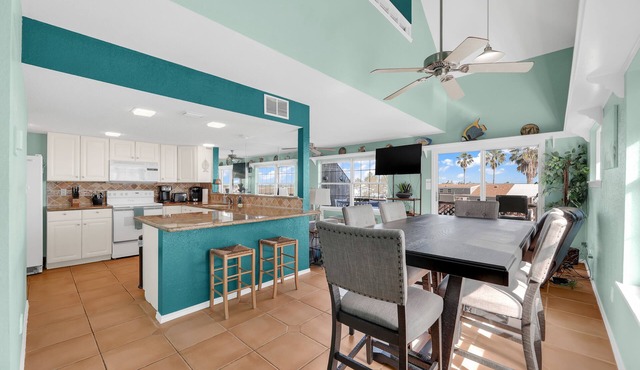 Monthly Waterfront House w dock in Resort! in Port Isabel