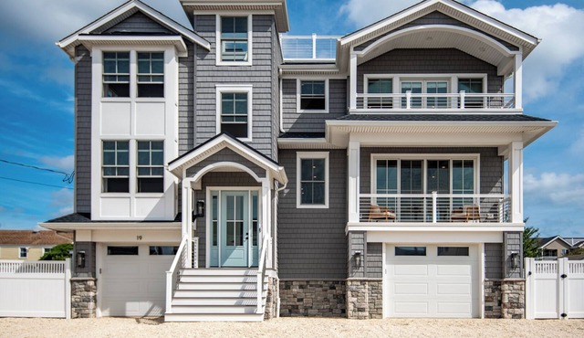 MyLBIBeachRental-6 BR New Construction w/Pool & Hot Tub! 6 from Beach, Rooftop in Long Beach