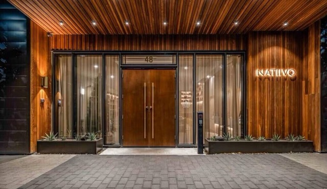 New 32nd floor Penthouse condo | Rooftop pool in Austin