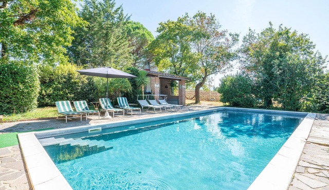 Nice home in Foiano with private swimming pool, can be inside or outside in Foiano