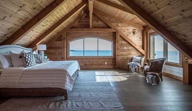 Oceanfront Estate with hot tub and gym in Cow Bay