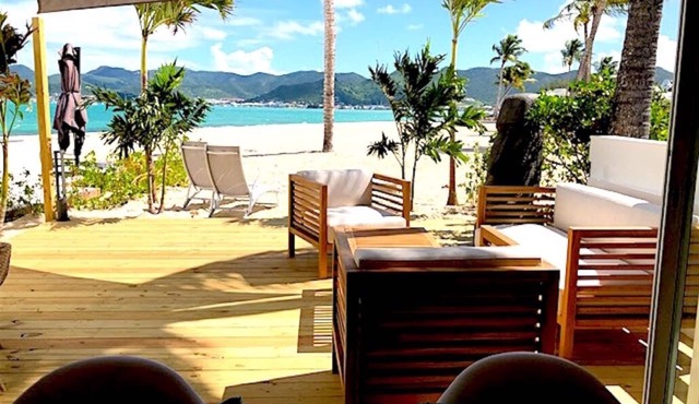 On the beach, magnificent renovated apartment, secure residence with sea view swimming pools