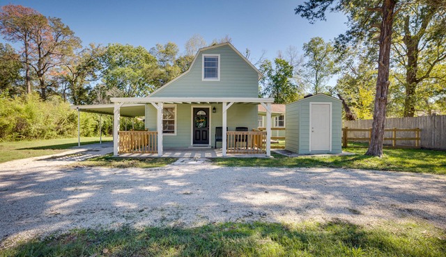 Pet-Friendly Conroe Hideaway w/Porch & Fire Pit in Conroe