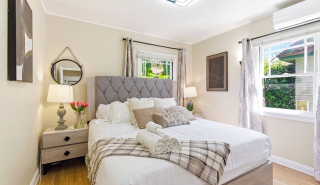 Private Detached Bungalow in Prime Pasadena King Bed Peaceful & Central! in Pasadena
