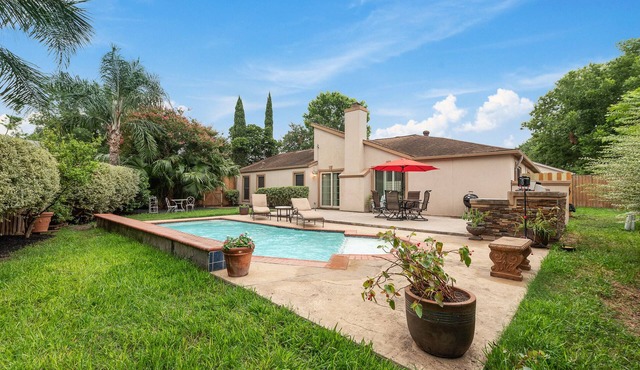 Private swimming pool and great house in Houston