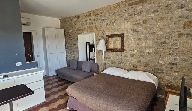 Quadruple Double Studio and Sofa Bed and Private Parking in Loco in Potenza