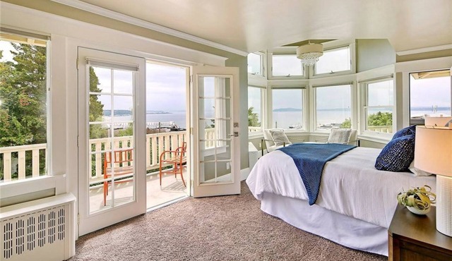 Queen Anne Victorian Marvel. Character. views. 3000sf / patio. 2 car port in Seattle