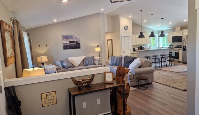 Rainforest Getaway - Hot tub, bar, game room, creek in Forks.relax in style! in Forks