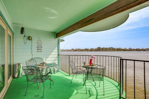 Resort-Style Lake Conroe Retreat w/Balcony & View in Willis